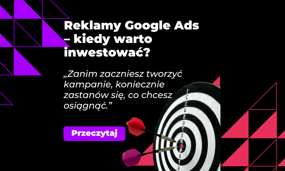 Reklamy Google Ads – kiedy warto inwestować? - grafika promująca artykuł, czarne tło i czarno biały cel z rzutkami wbitymi w środek