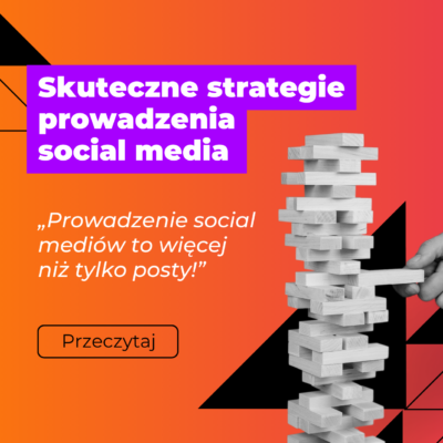 Skuteczne strategie prowadzenia social media - grafika promująca artykuł, w tle gradient pomarańczowo różowy i ręka wyciagająca klocek yenga